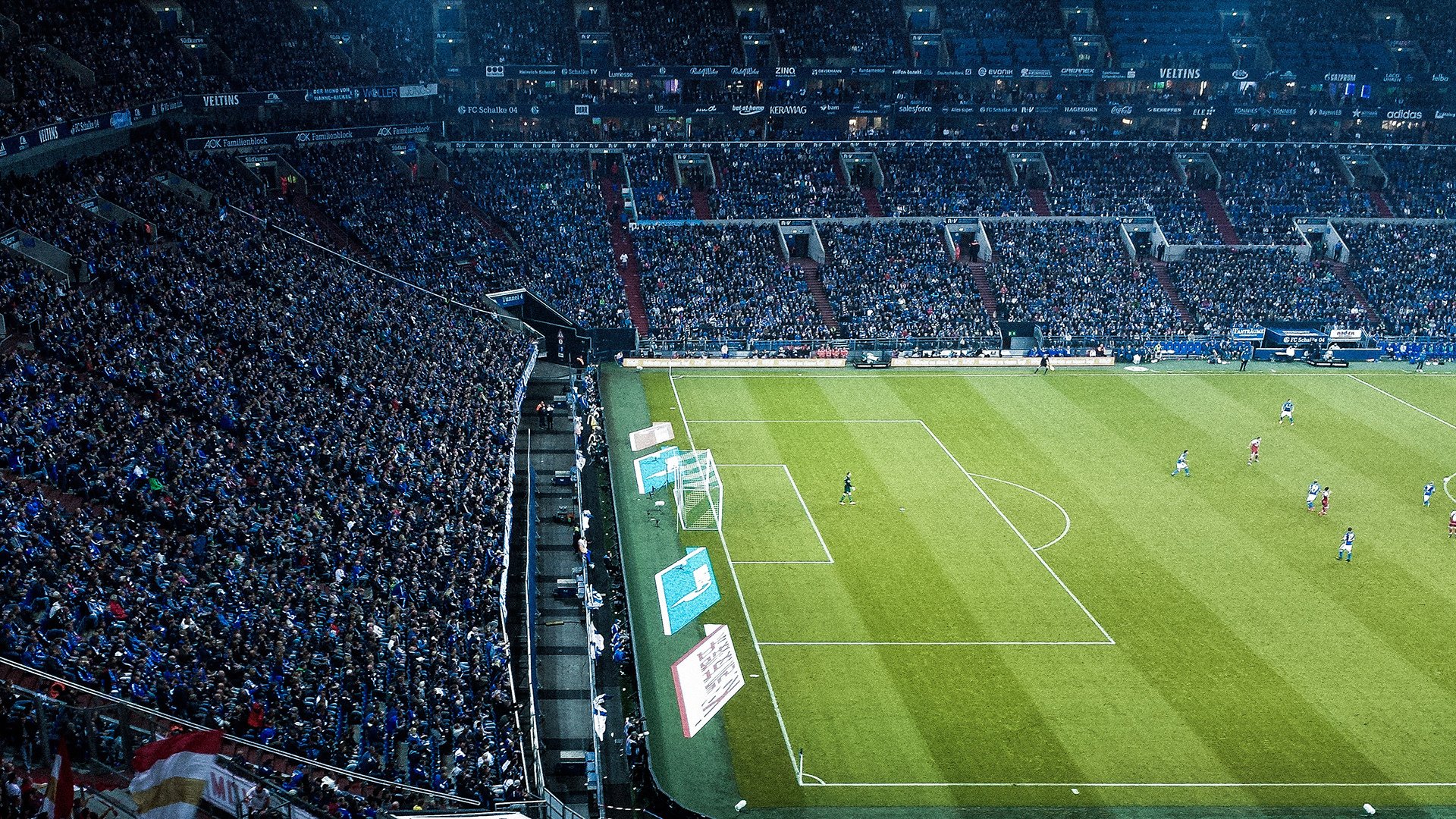 爱游戏体育-莱万多夫斯基迎来三赛季出色发挥，快船观众热烈欢呼！赛场气氛高涨