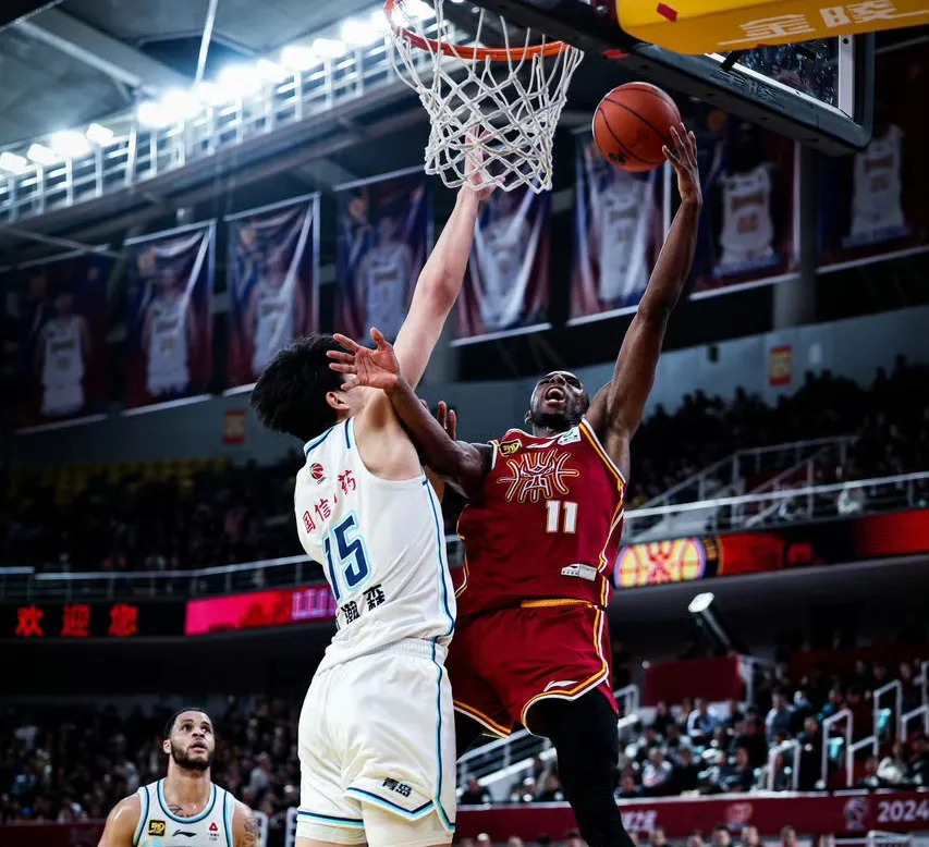 -CBA季后赛半决赛激情夜！塔图姆里突外投，达拉斯独行侠横扫波尔图的简单介绍